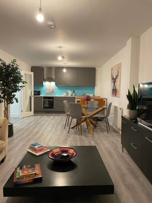 Stunning And Spacious 2Bed Flat In Central Woking Exterior foto